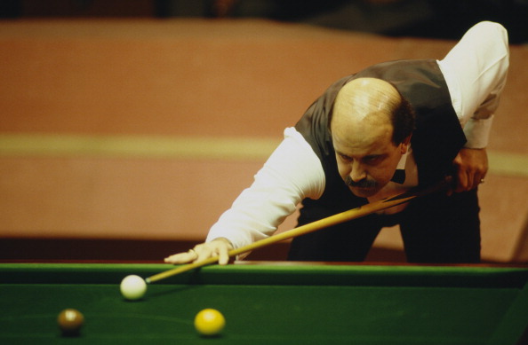 English snooker player Willie Thorne competing in the World Snooker Championship at the Crucible Theatre, Sheffield, 1988.  (Photo by Pascal Rondeau/Getty Images)