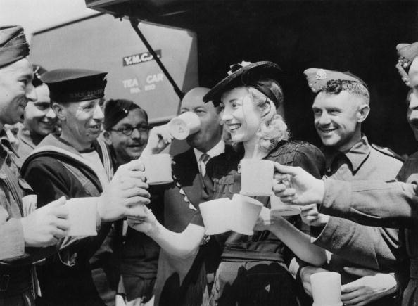 4th June 1942: Forces Sweetheart Vera Lynn, acting on behalf of the Variety Artistes Ladies' Guild, presented a mobile canteen to the mayor of Westminster who accepted it on behalf of the YMCA. Here she serves the first cups of tea to servicemen from the canteen, which is stationed in Trafalgar Square.  (Photo by Keystone/Getty Images)