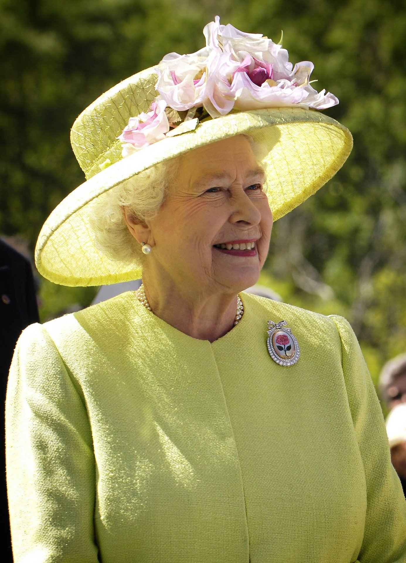 Which countries are ruled by the Queen of England?