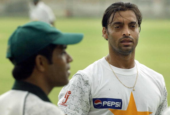Pakistan pace bowler Shoaib Akhter (R) l