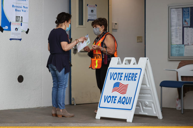 How much do poll workers get paid in the US in 2021?