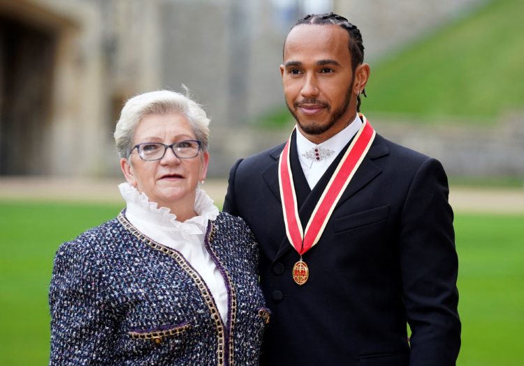 Who are Lewis Hamilton's sisters and mother?
