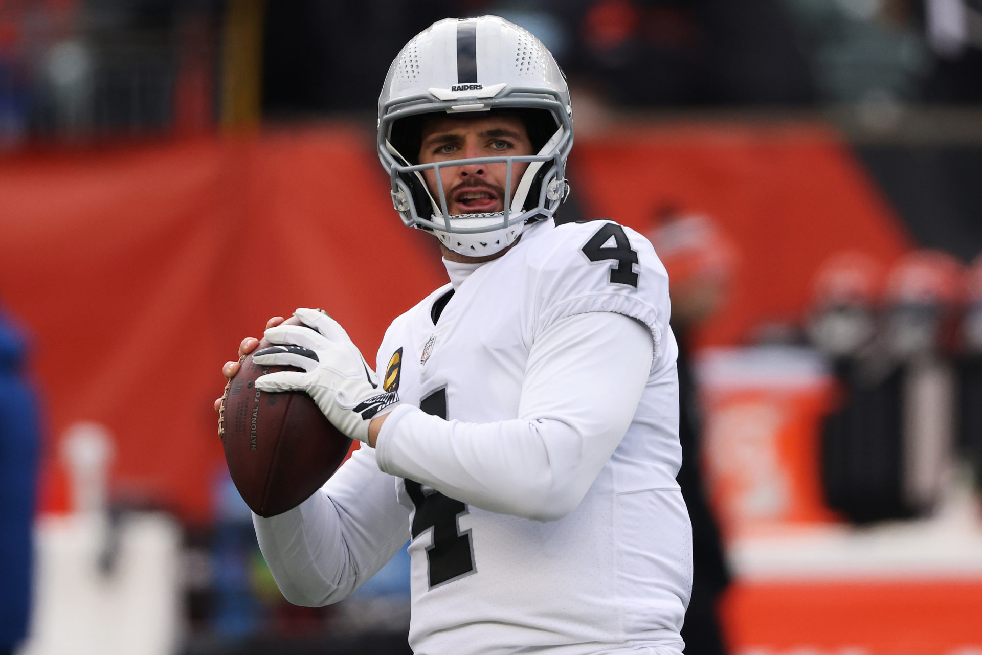 Helmet Stalker on X: Raiders QB Derek Carr is now using a Schutt