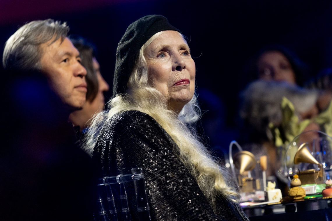 Why is Joni Mitchell using a walking stick and wheelchair in 2022?