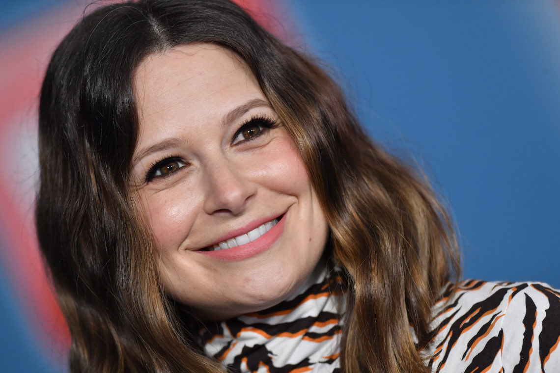 Who is the guest host on Kelly and Ryan today? Katie Lowes joins Seacrest