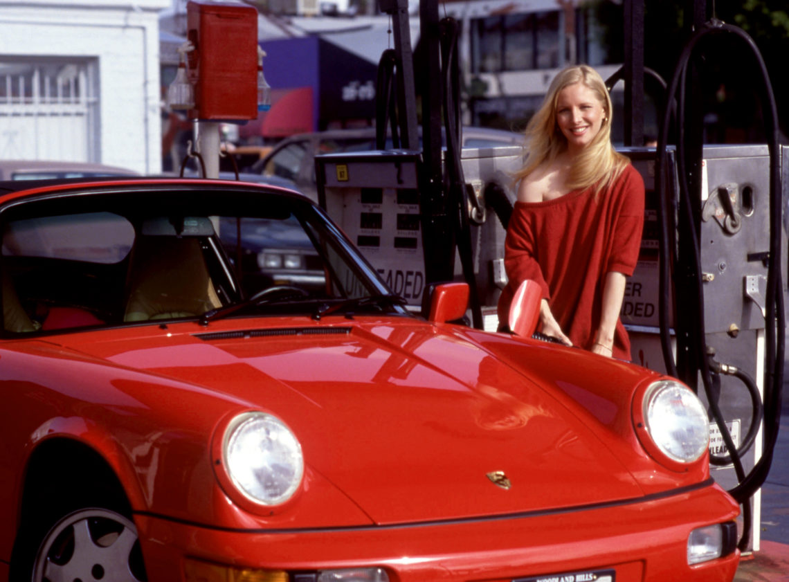Los fanáticos de Lauralee Bell hacen una doble toma después de la foto descubierta junto a los autos de carreras