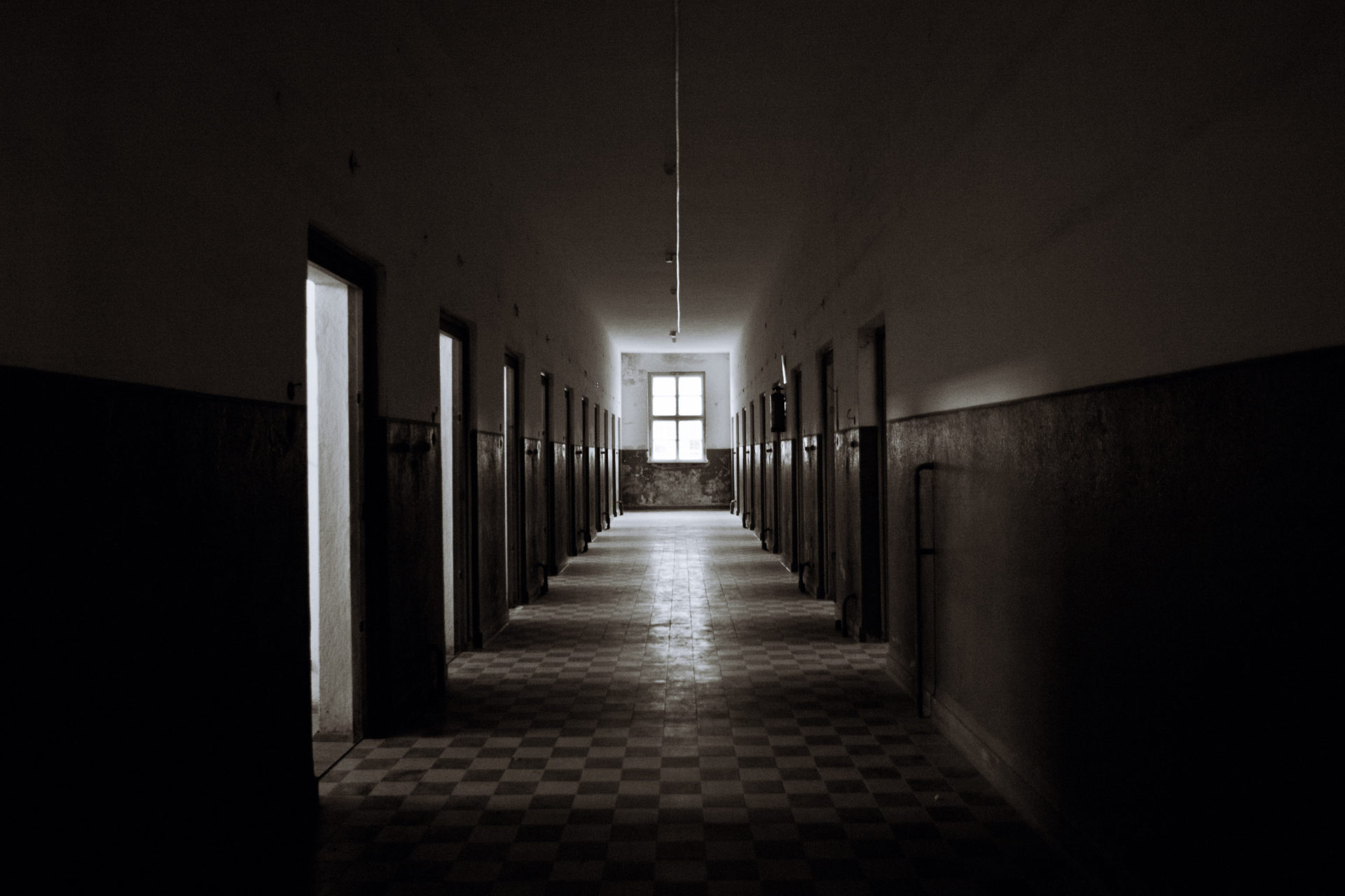 Alter verlassener Gefängniskorridor