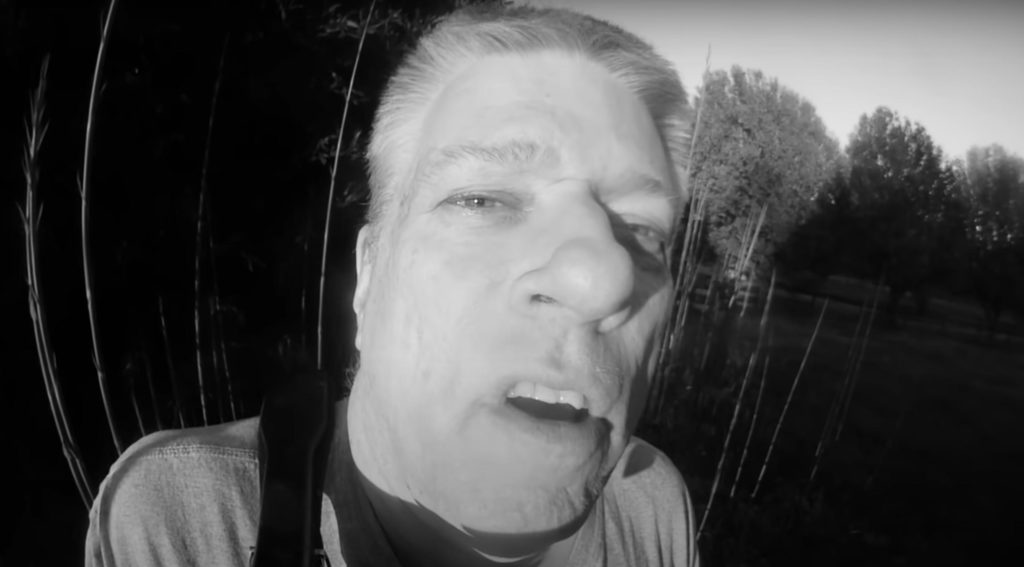 Nahaufnahme, Fisheye-Objektivaufnahme von Russ McKameys Gesicht in Schwarzweiß, während er direkt in die Kamera spricht