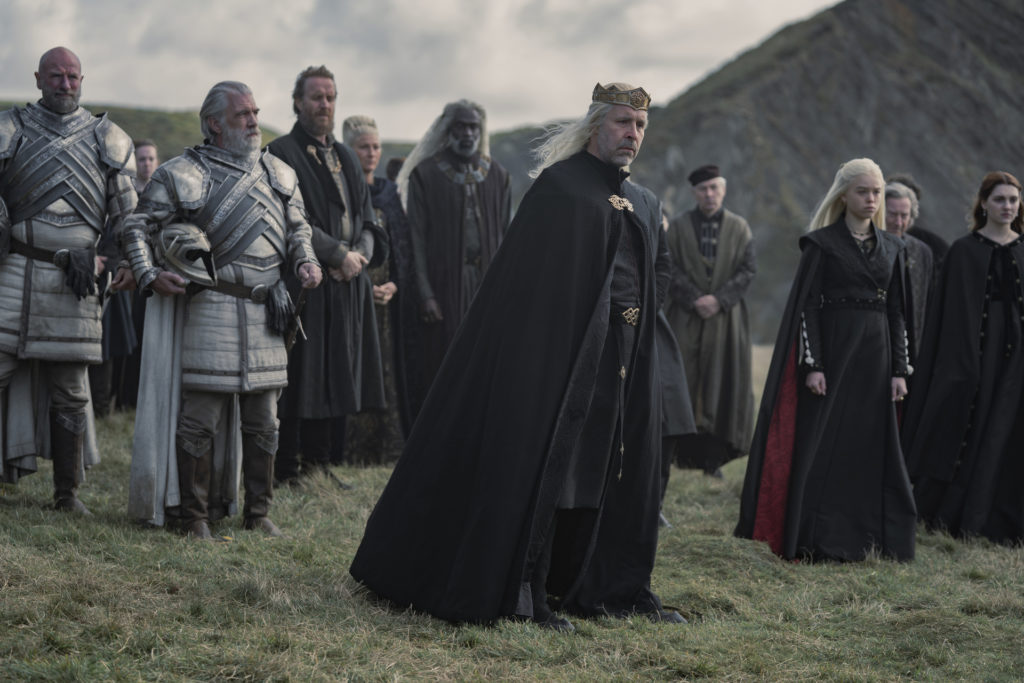Paddy Consadine se para frente a un grupo de Targaryen en House Of The Dragon de HBO