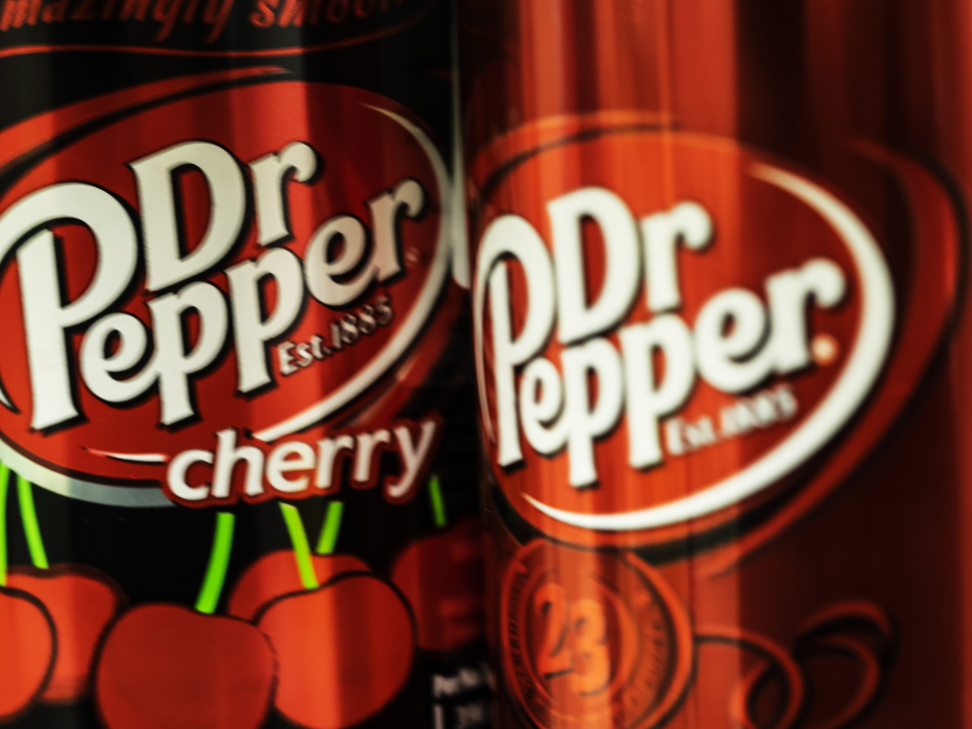 Latas de Dr. Pepper.  Dr Pepper es un refresco creado en el...