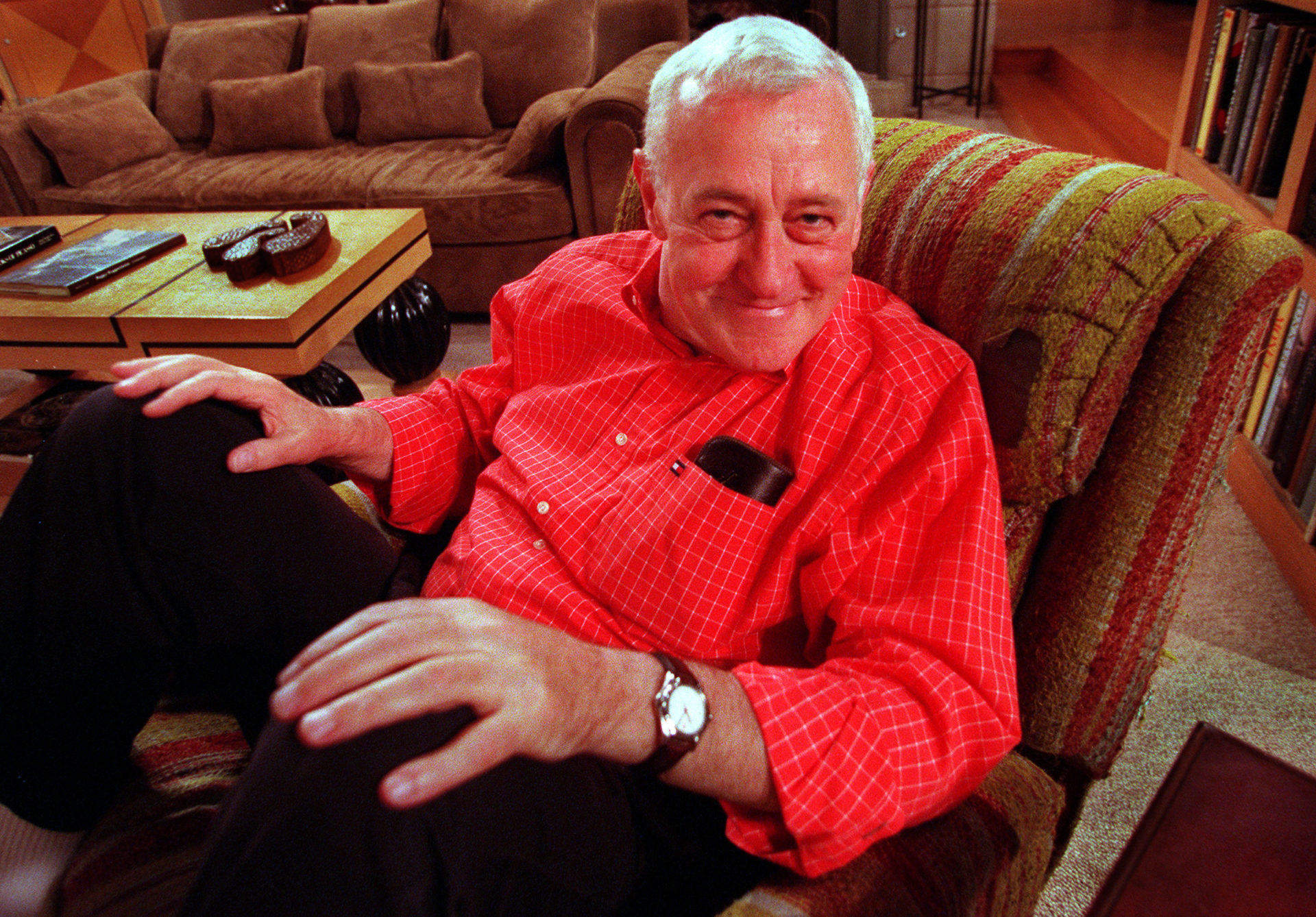 Sentado en la silla favorita de su personaje, el actor John Mahoney muestra una sonrisa cobarde en el Frais