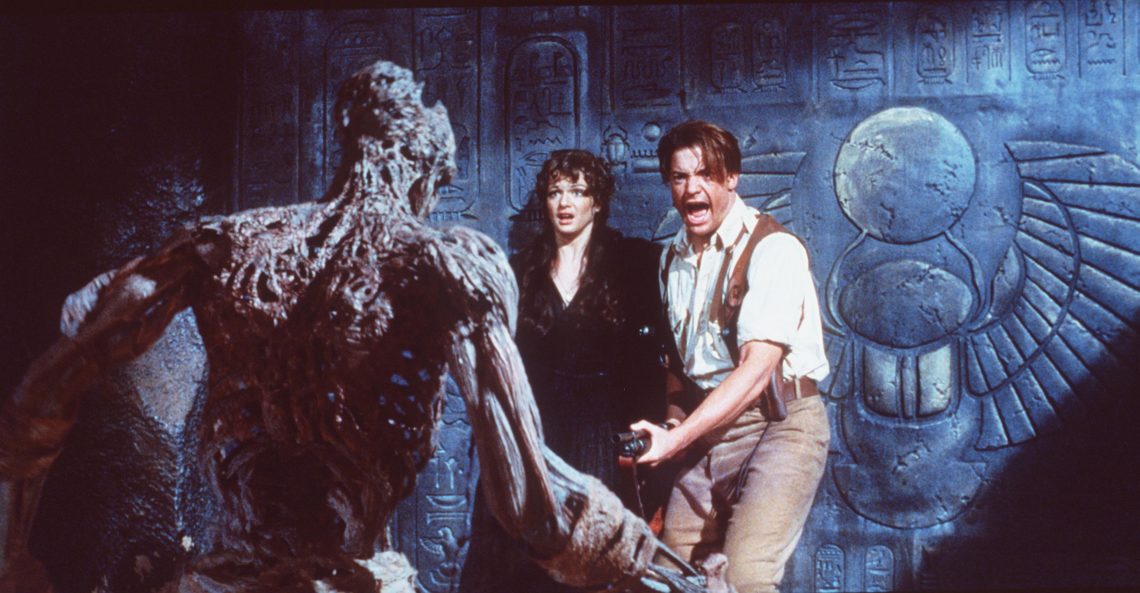 Brendan Fraser Rachel Weisz in the movie The Mummy underground in a tomb