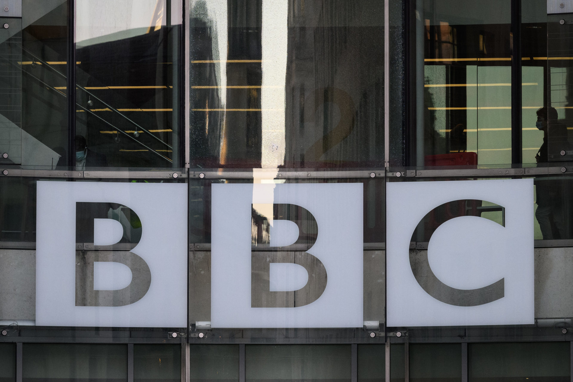 El gobierno anuncia planes para abolir la tarifa de licencia de la BBC en 2027