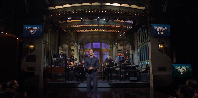 Miles Teller se encuentra en el escenario de Saturday Night Live para el monólogo de apertura de la temporada 48