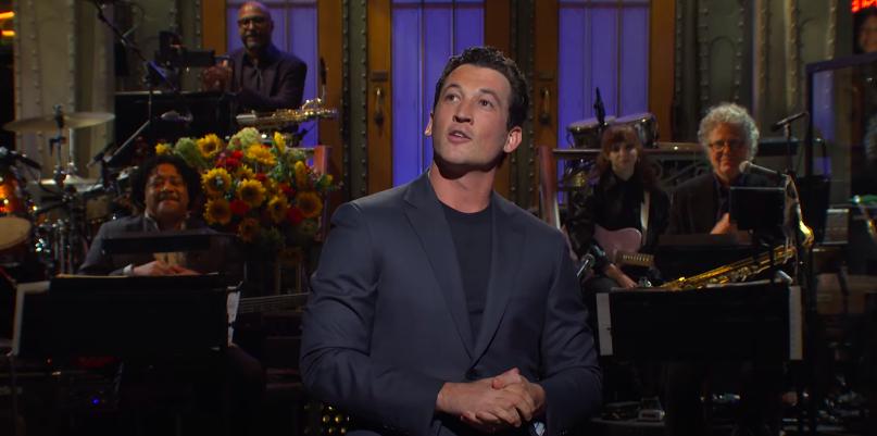 Miles Teller se encuentra en el escenario de Saturday Night Live para el monólogo de apertura de la temporada 48