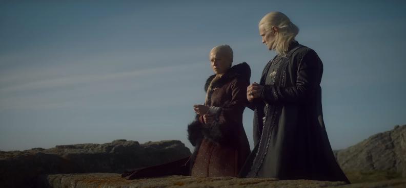 Rhaenyra y Daemon Targaryen al aire libre contra un cielo azul