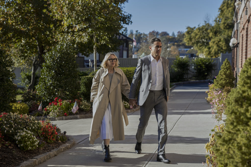 Naomi Watts como Nora Brannock, Bobby Cannavale como Dean Brannock tomados de la mano en The Watcher de Netflix