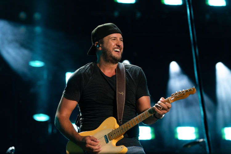 What is the meaning of Prayin' In A Deer Stand? Luke Bryan's lyrics explored