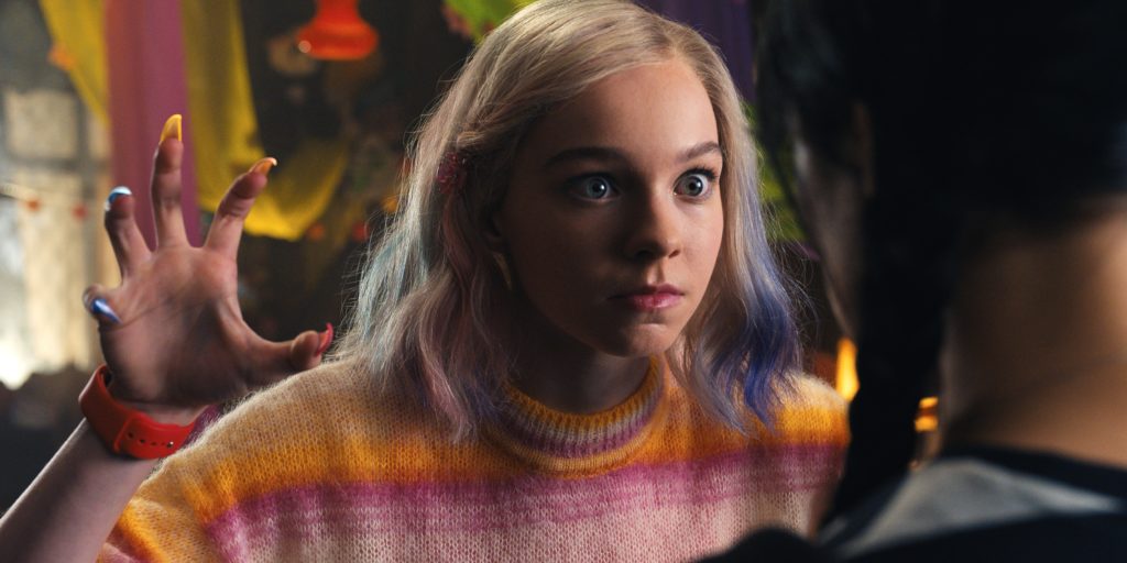 Emma Myers como Enid Sinclair muestra sus garras de hombre lobo arcoíris el miércoles