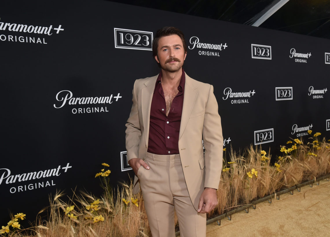 ¿Quién es el hombre en África en 1923 y cómo encaja en el árbol genealógico de Dutton?