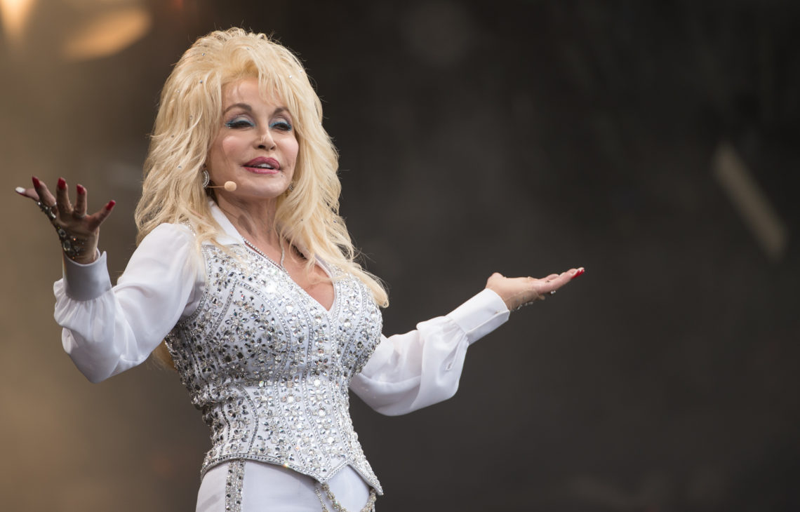 In public Dolly Parton goes no wig no makeup, fan rumor says