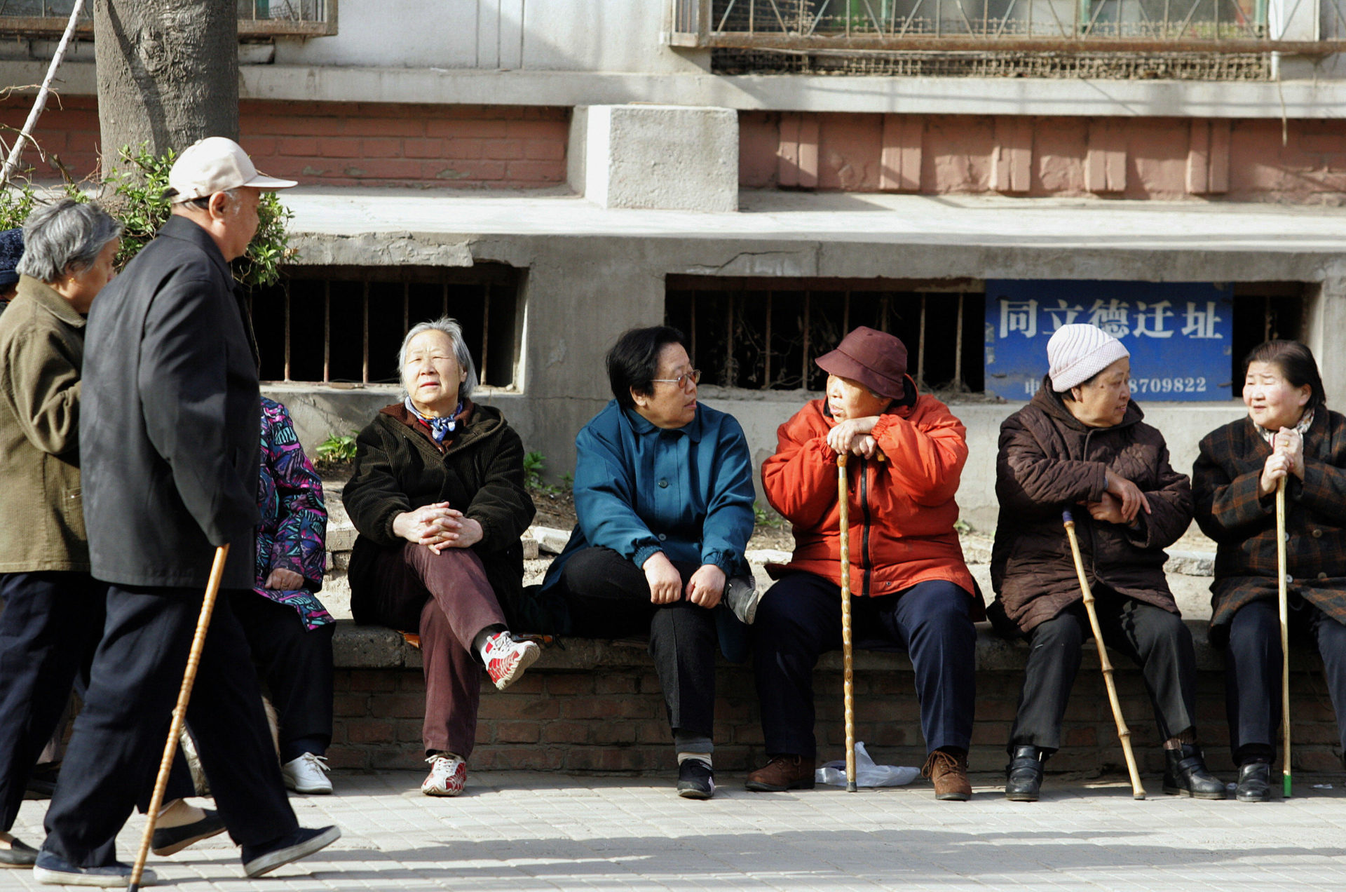 Un grupo de ancianos chinos están disfrutando...
