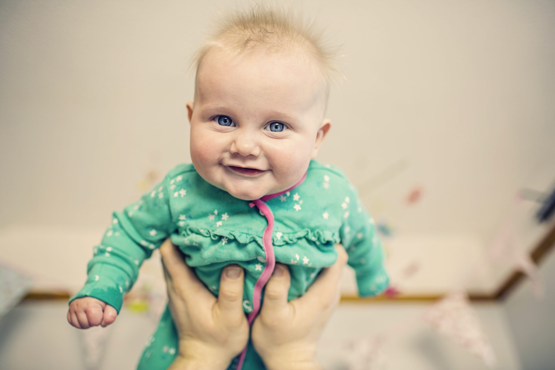 3monthold baby adorably reacting to her mom singing Taylor Swift song